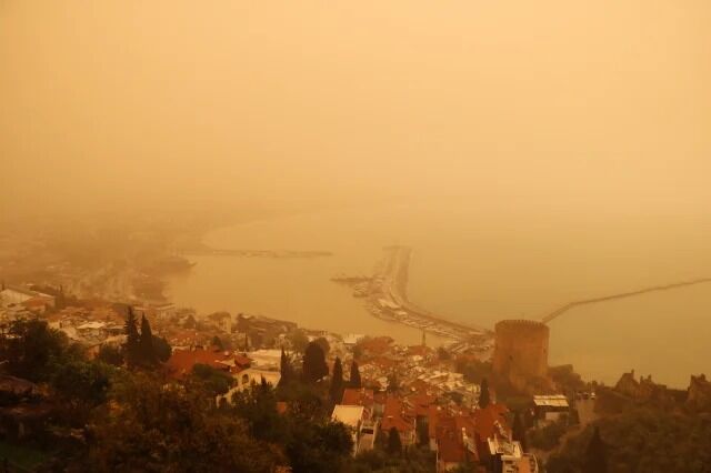 Göz Gözü Görmedi, Çamur Yağdı! Afrika'dan Gelen Çöl Tozu Türkiye'ye Giriş Yaptı (2)