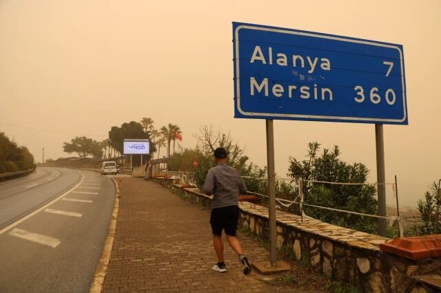 Göz Gözü Görmedi, Çamur Yağdı! Afrika'dan Gelen Çöl Tozu Türkiye'ye Giriş Yaptı (3)