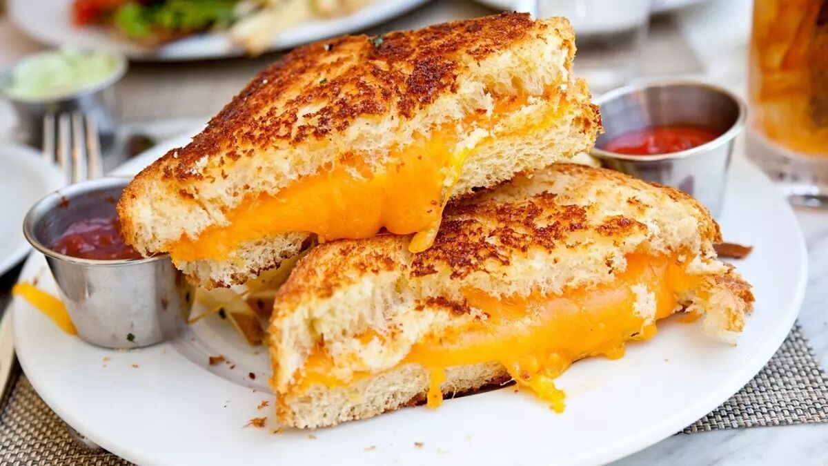 Grilled Cheese Tarifi Efsane Peynirli Tost Nasıl Yapılır