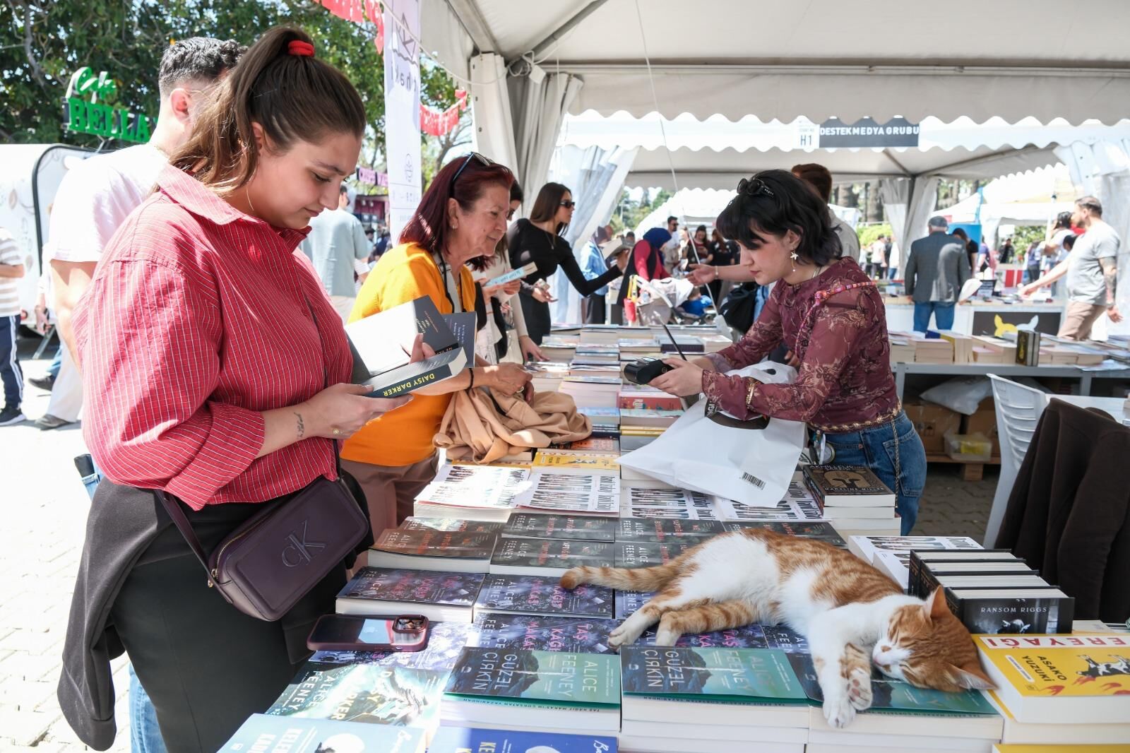 İzki̇tap Kültürpark’ta Edebiyatseverleri Ağırladı (5)