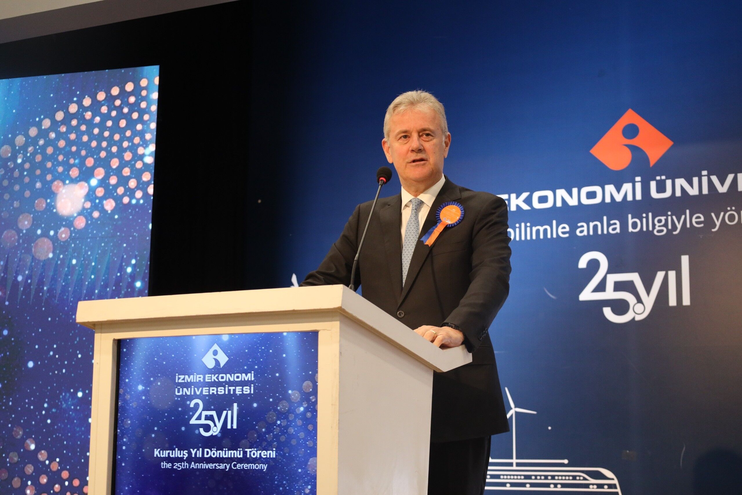 İzmir Ekonomi Üniversitesi 25. Yılını Coşkulu Törenle Kutladı. Tüm Detaylarıyla Haberimizde.. (1)