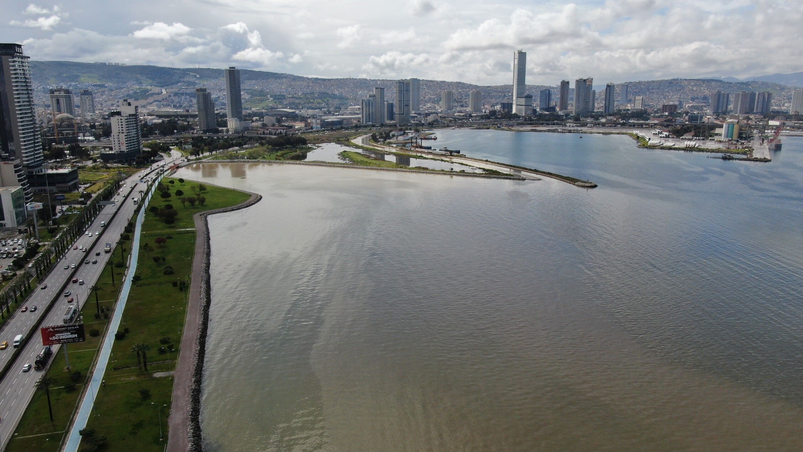 İzmir Körfezi’nde Dikkat Çeken Görüntü Renk Farkı Havadan Görüntülendi (2)