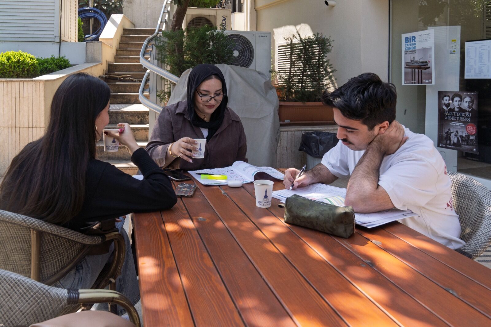 İzmir Kütüphaneleri Gençler Için Cazibe Merkezi Oldu (4)