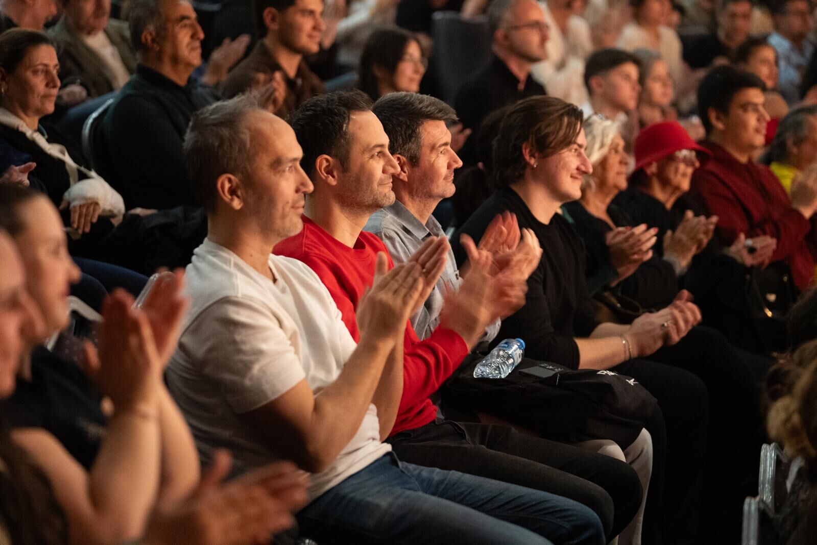 İzmir Şehir Tiyatroları’nın Yeni Oyunu “Halktan Biri” Prömiyer Yaptı. Oyun, Nisan Sonu Ve Mayıs Başında Belirlenen Tarihlerde Sahnelenecek (1)