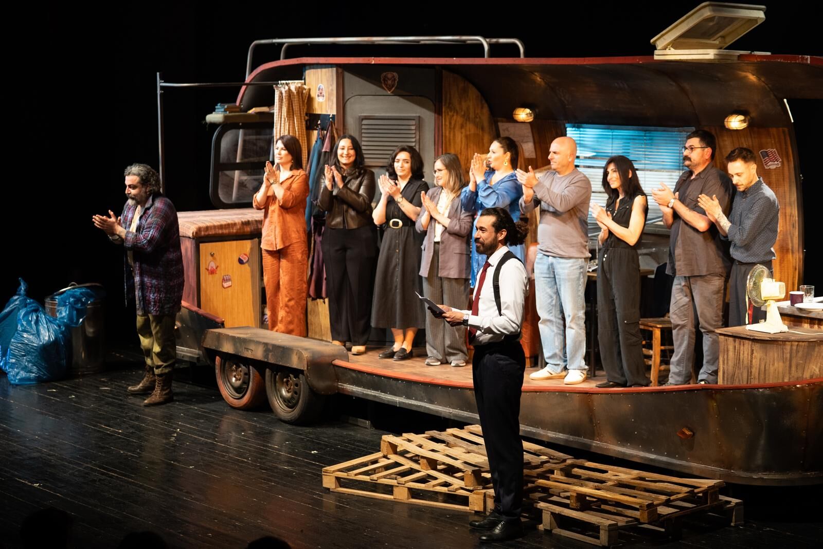 İzmir Şehir Tiyatroları’nın Yeni Oyunu “Halktan Biri” Prömiyer Yaptı. Oyun, Nisan Sonu Ve Mayıs Başında Belirlenen Tarihlerde Sahnelenecek (2)