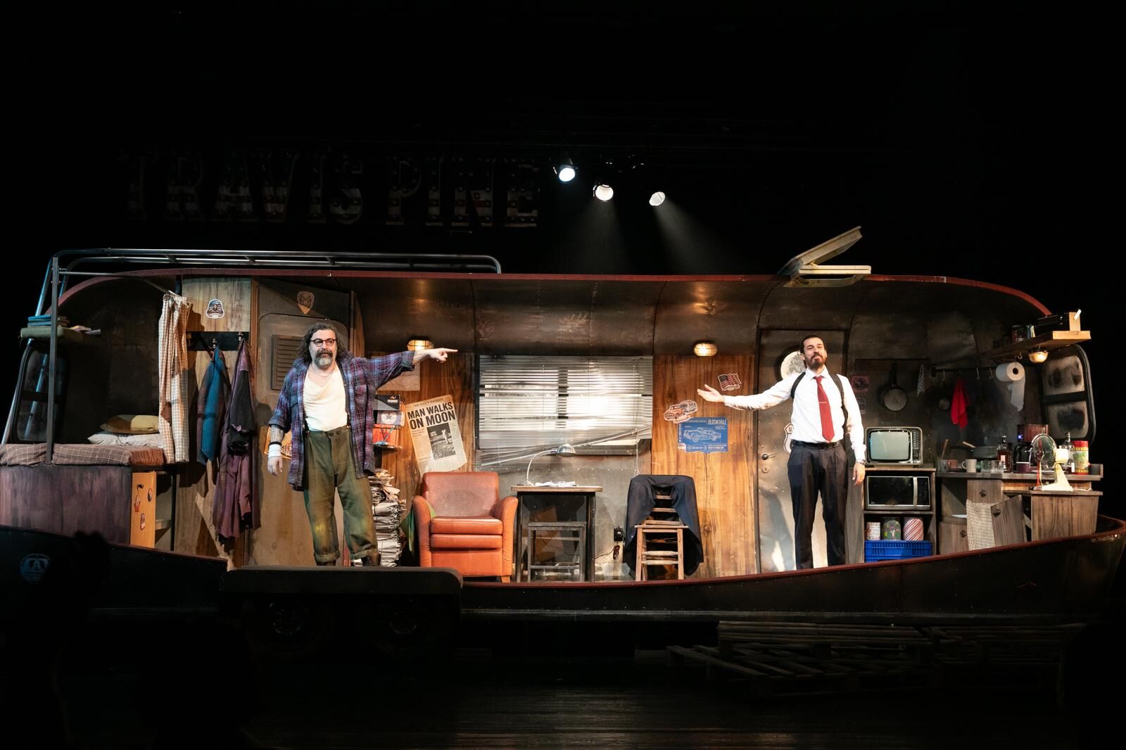 İzmir Şehir Tiyatroları’nın Yeni Oyunu “Halktan Biri” Prömiyer Yaptı. Oyun, Nisan Sonu Ve Mayıs Başında Belirlenen Tarihlerde Sahnelenecek (5)