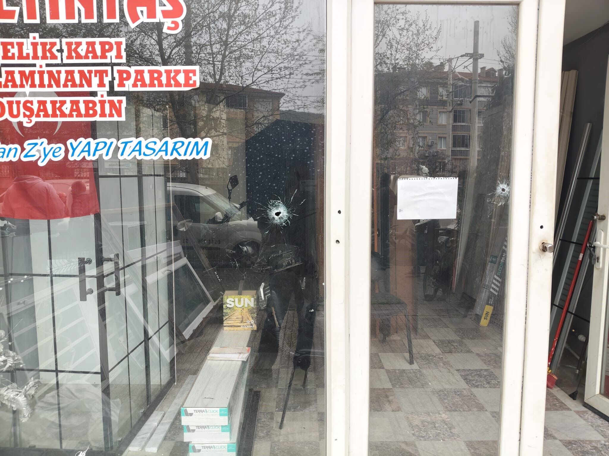 İzmir'de Iş Yerine Silahlı Saldırı! (1)