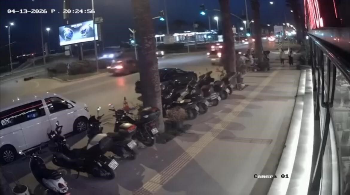 İzmir’de Motosikletli Gencin Hayatını Kaybettiği Kaza Kamerada! (2)