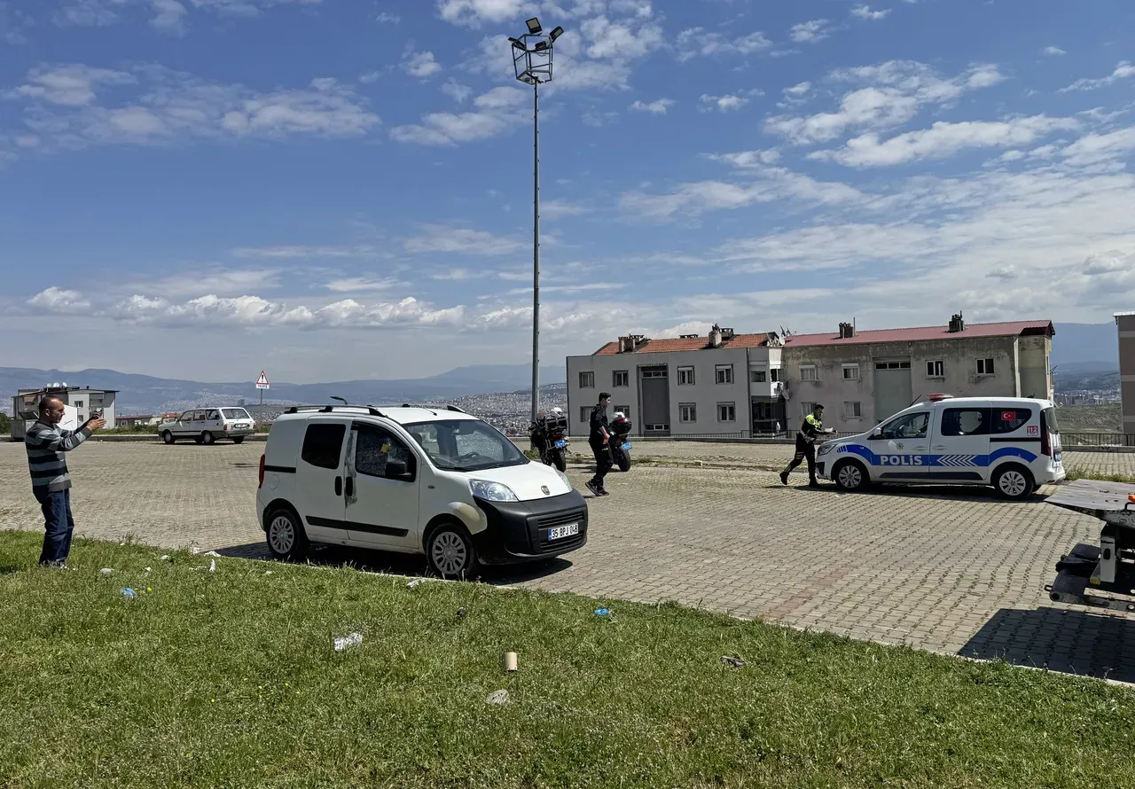 İzmir'de Otomobilin Içinde Korkunç Infaz! Önce Yanındaki Kadını Vurdu, Sonra..1