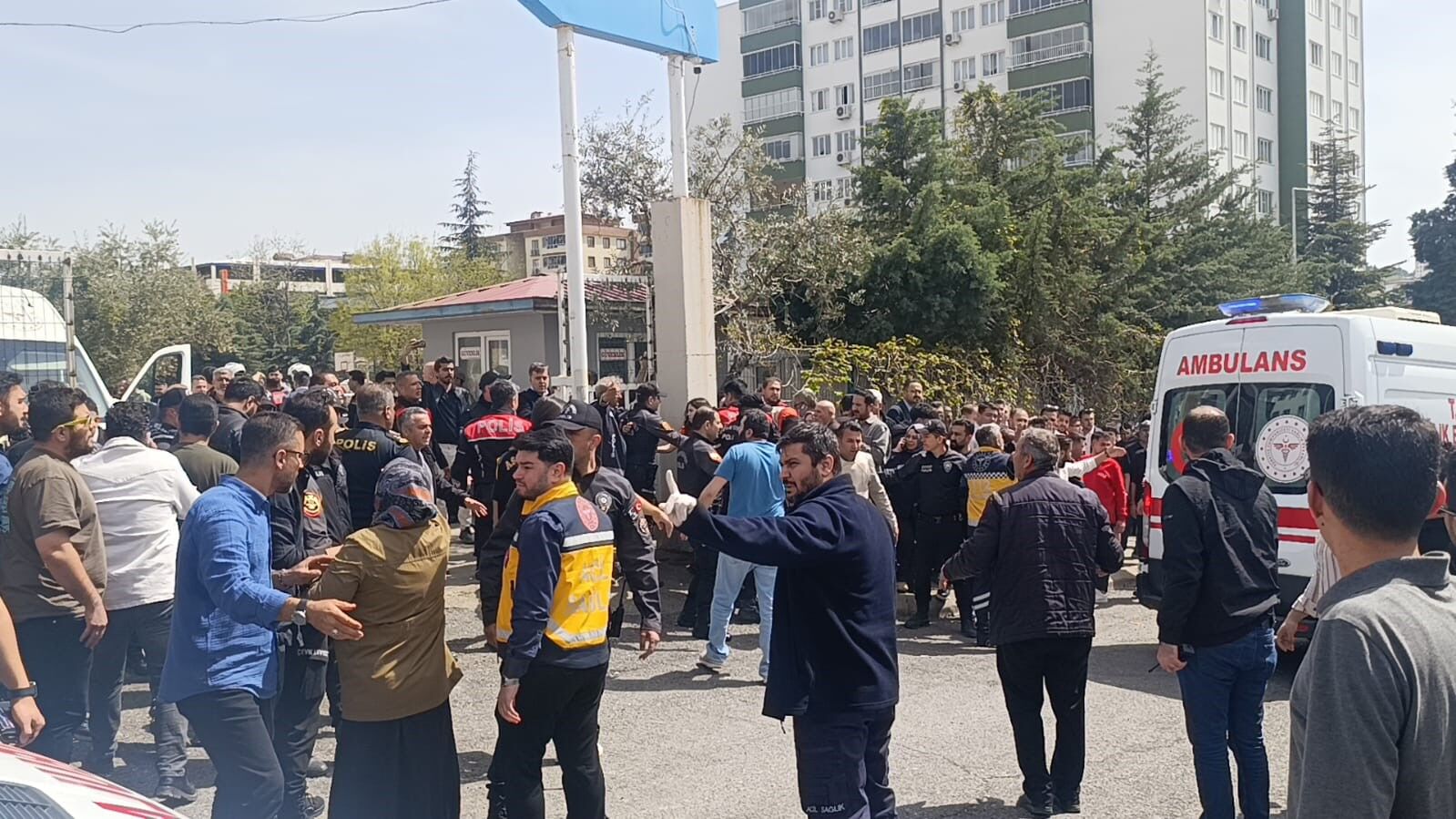 Kahramanmaraş'ta Okulda Silah Sesleri! Polisler Sevk Edildi (1)