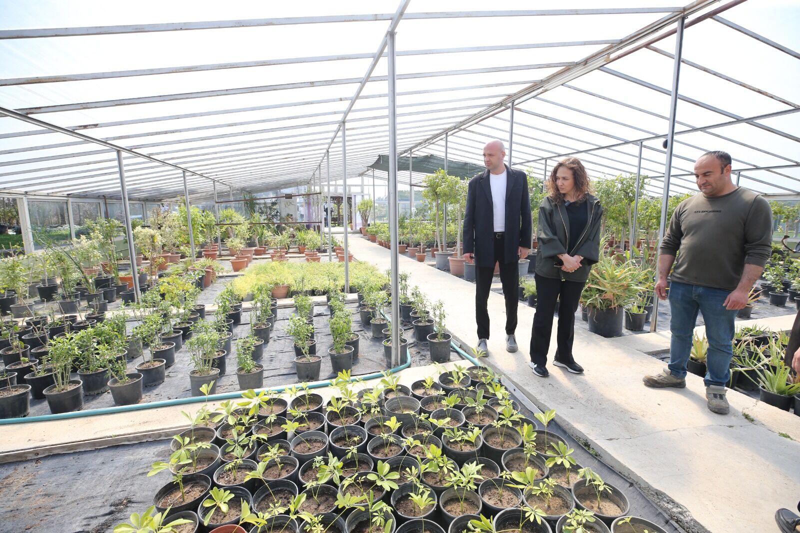 Karşıyaka Belediyesi Kendi Ürettiği Bitkilerle Parkları Yeşillendiriyor (4)