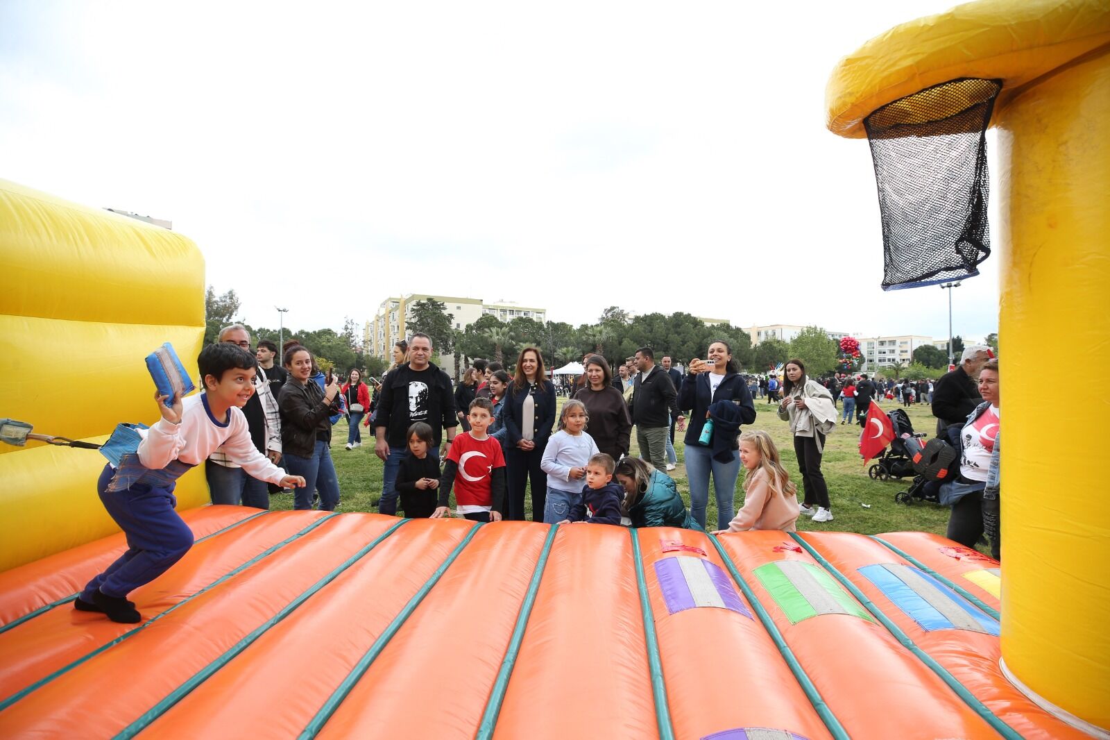 Karşıyaka’da 23 Nisan Kutlamaları Spor Ve Etkinliklerle Yapıldı (1)