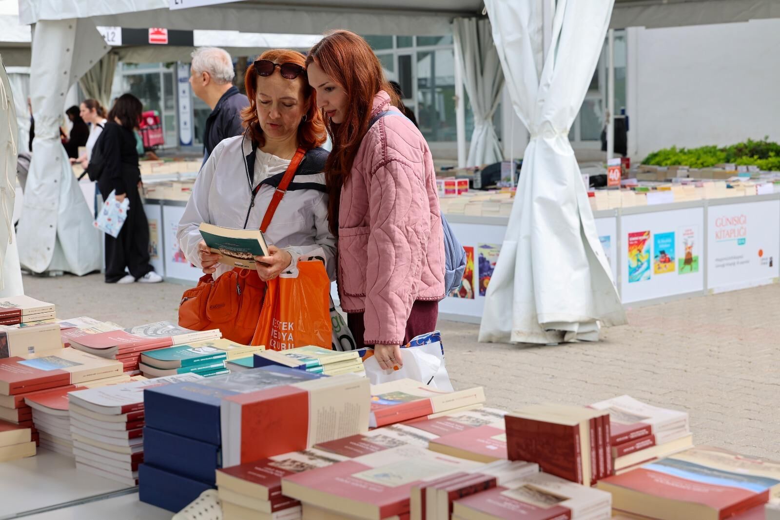 Kentin Geçmişi Ve Kültürü İzmir Kitap Fuarı'nda Okurlarla Buluşuyor (6)