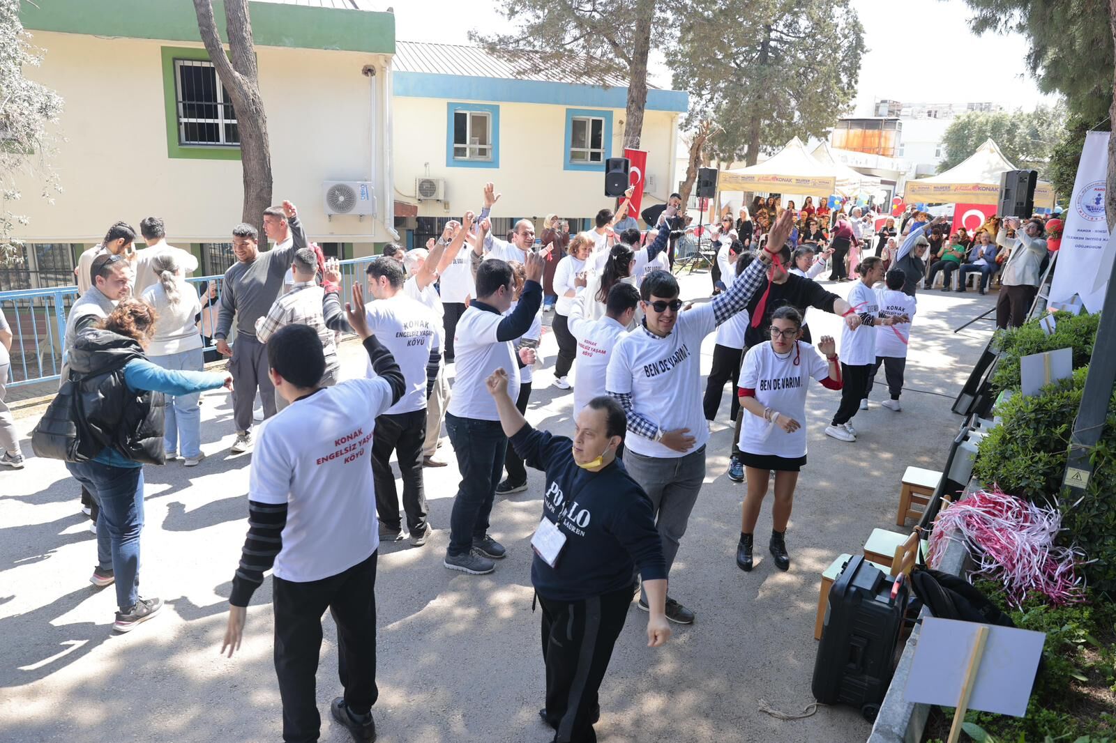 Konak Engelsiz Yaşam Köyü’nde Düzenlenen Otizm Farkındalık Günü Etkinliğinde Öğrenciler Gösteriler Yaptı, Kırmızı Balonlar Gökyüzüne Bırakıldı Ifadesi Yer Aldı (1)