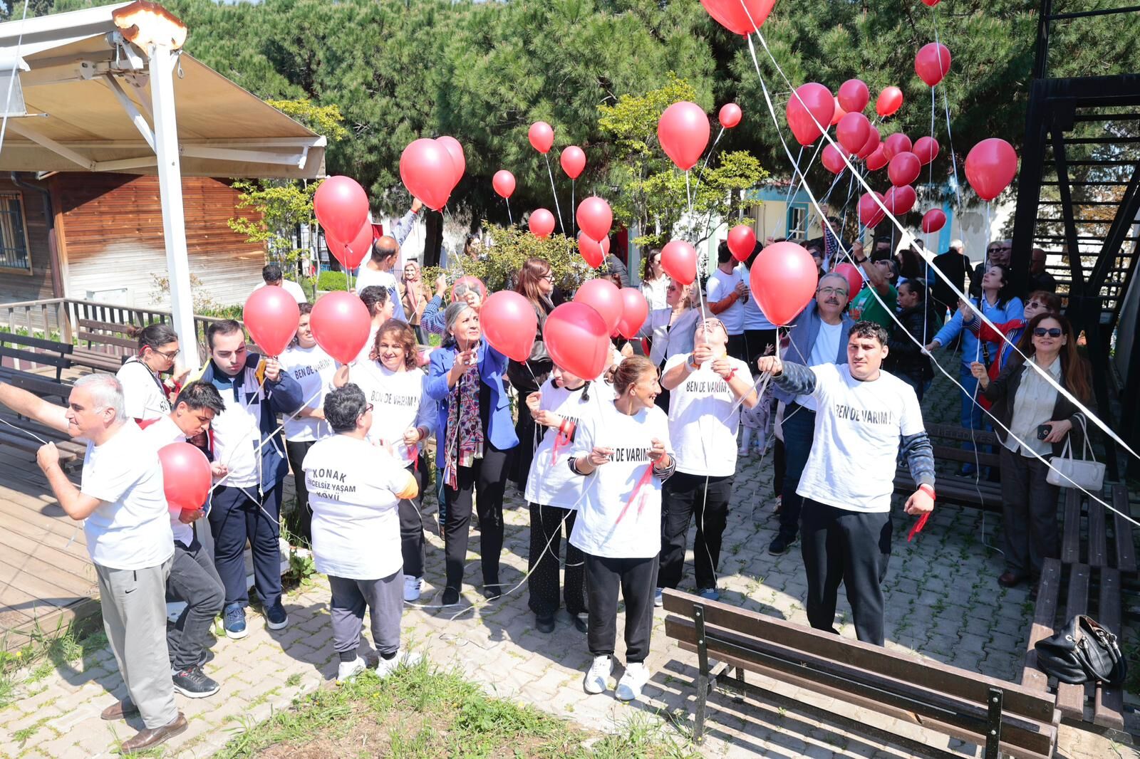 Konak Engelsiz Yaşam Köyü’nde Düzenlenen Otizm Farkındalık Günü Etkinliğinde Öğrenciler Gösteriler Yaptı, Kırmızı Balonlar Gökyüzüne Bırakıldı Ifadesi Yer Aldı (5)