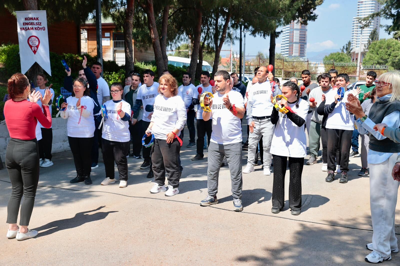 Konak Engelsiz Yaşam Köyü’nde Düzenlenen Otizm Farkındalık Günü Etkinliğinde Öğrenciler Gösteriler Yaptı, Kırmızı Balonlar Gökyüzüne Bırakıldı Ifadesi Yer Aldı (6)