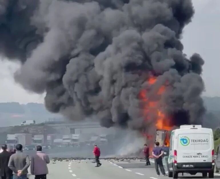 Kuzey Marmara Otoyolu'nda Tır Yangını Patlamalar Yaşandı, Yol Trafiğe Kapatıldı!
