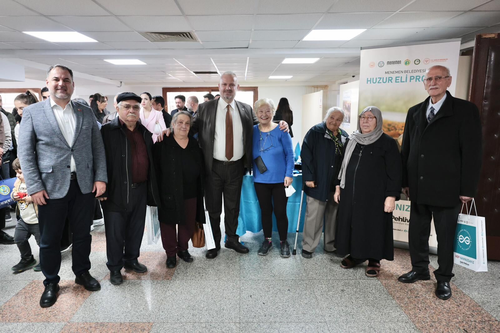 Menemen Belediyesi, Aile Ve Sosyal Hizmetler Bakanlığı Destekli Hep Yanında Huzur Eli Projesi Ile 65 Yaş Üstü Vatandaşlara Evde Bakım Ve Sosyal Destek Sağlayacak (6)