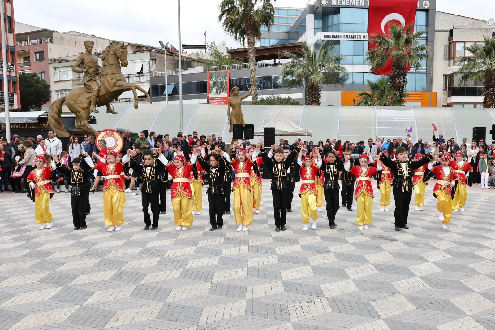 Menemen’de 23 Nisan Kutlaması Cumhuriyet Meydanı’nda Gerçekleşti (3)