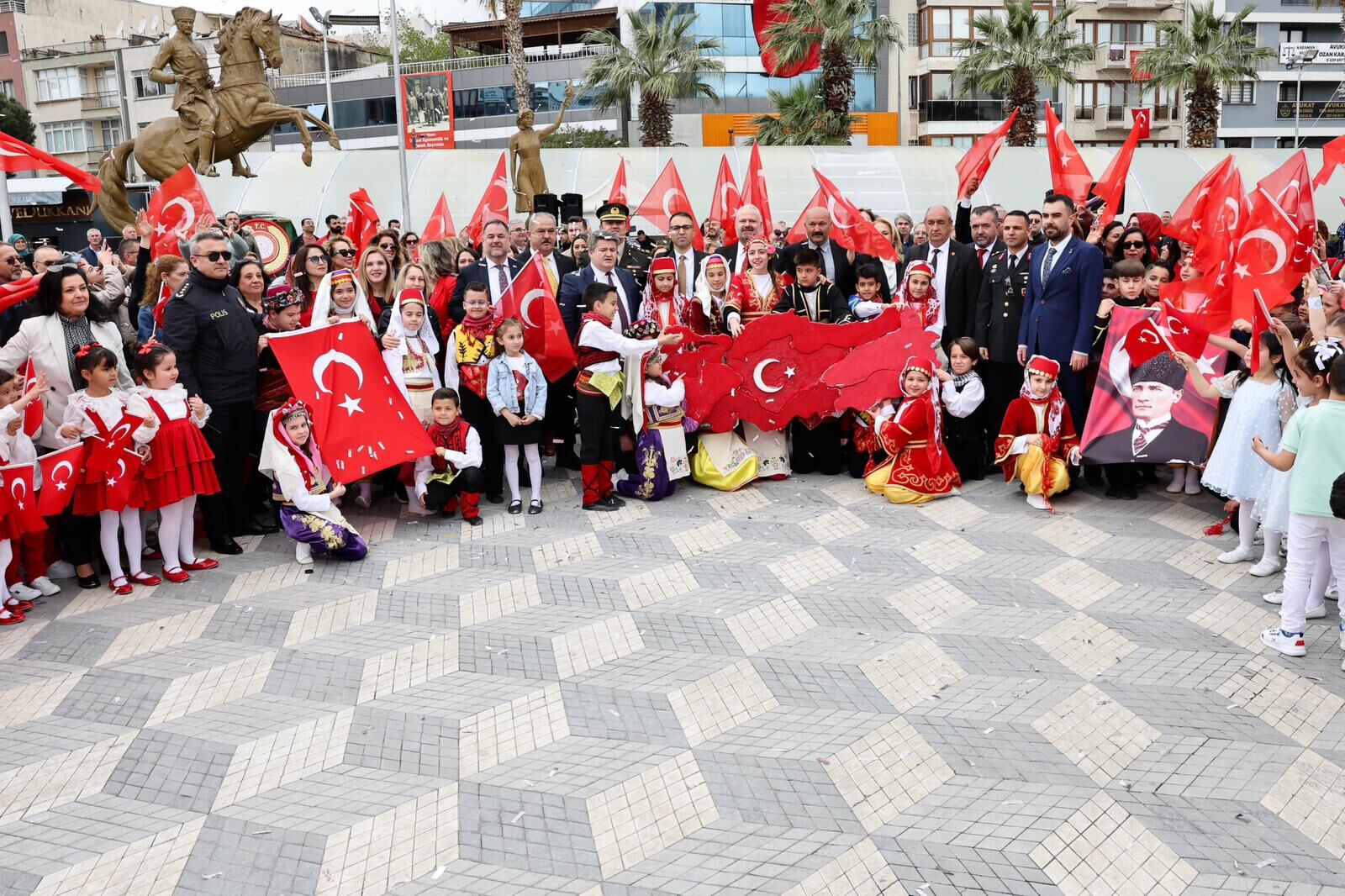 Menemen’de 23 Nisan Kutlaması Cumhuriyet Meydanı’nda Gerçekleşti (4)