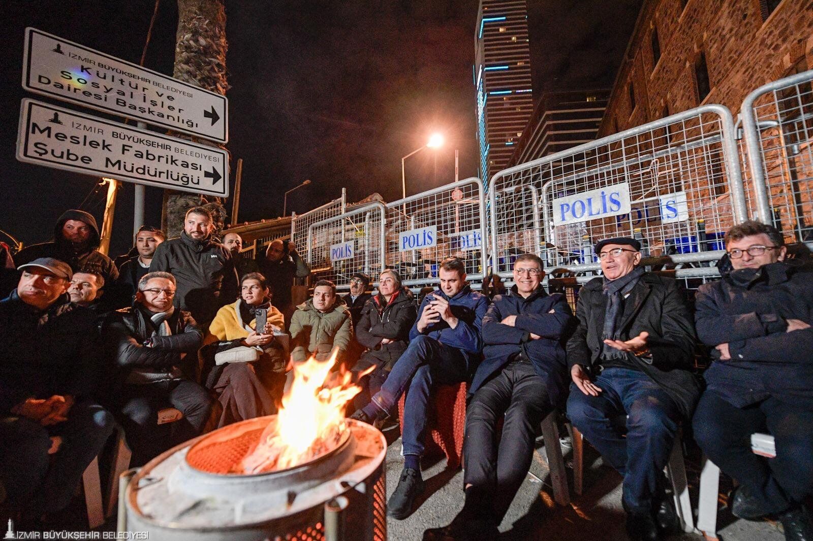 Meslek Fabrikası Önünde Gece Nöbeti 111
