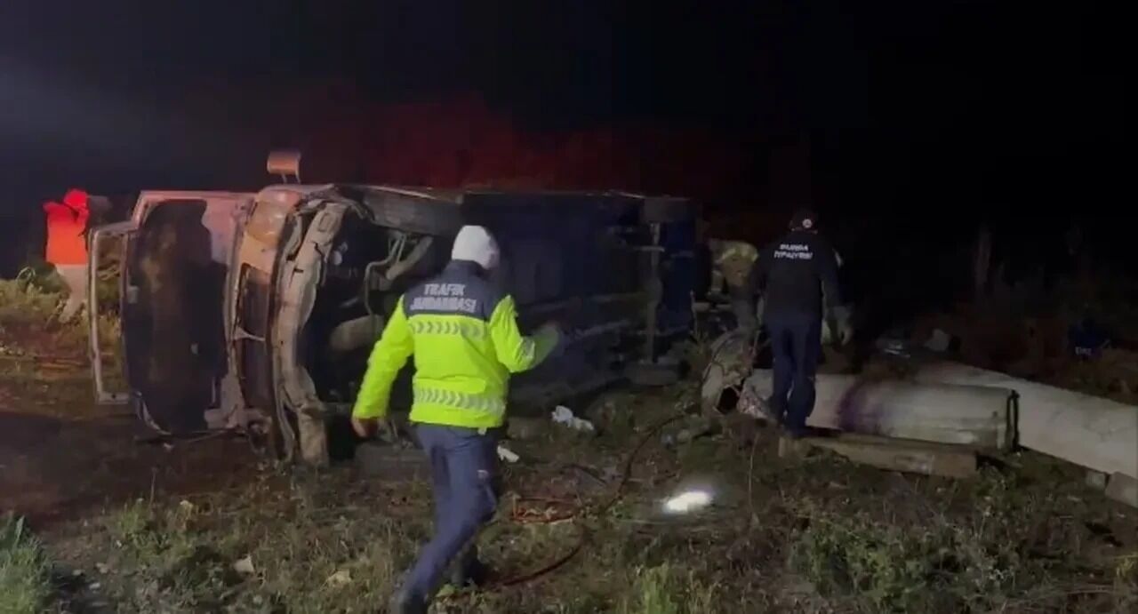 Sabah Saatlerinde Feci Kaza Bursa'da Yolcu Minibüsü Devrildi, Ölü Ve Yaralılar Var (2)