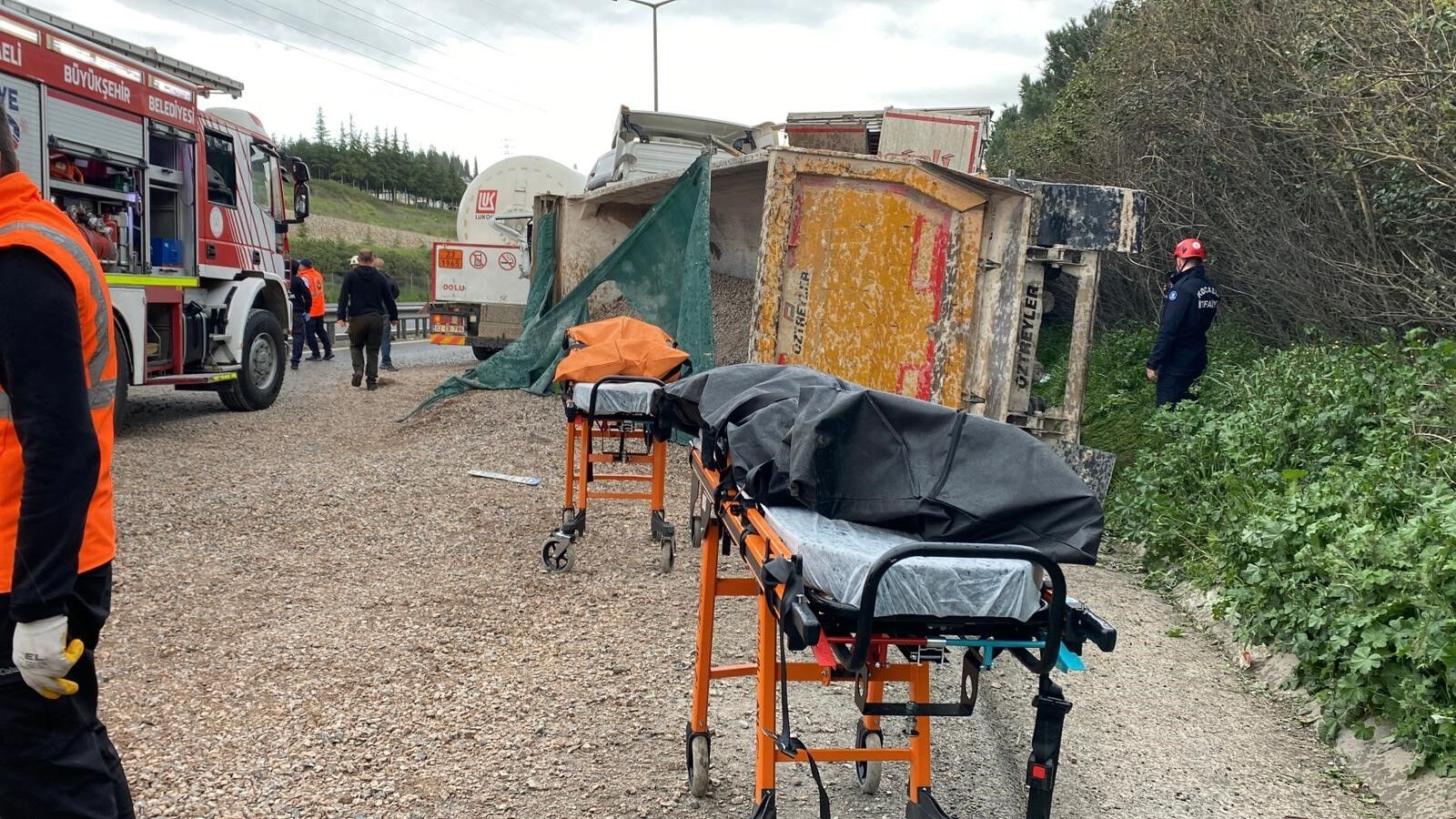 Tem Otoyolu'nda Feci Zincirleme Kaza Ölü Ve Yaralılar Var (1)