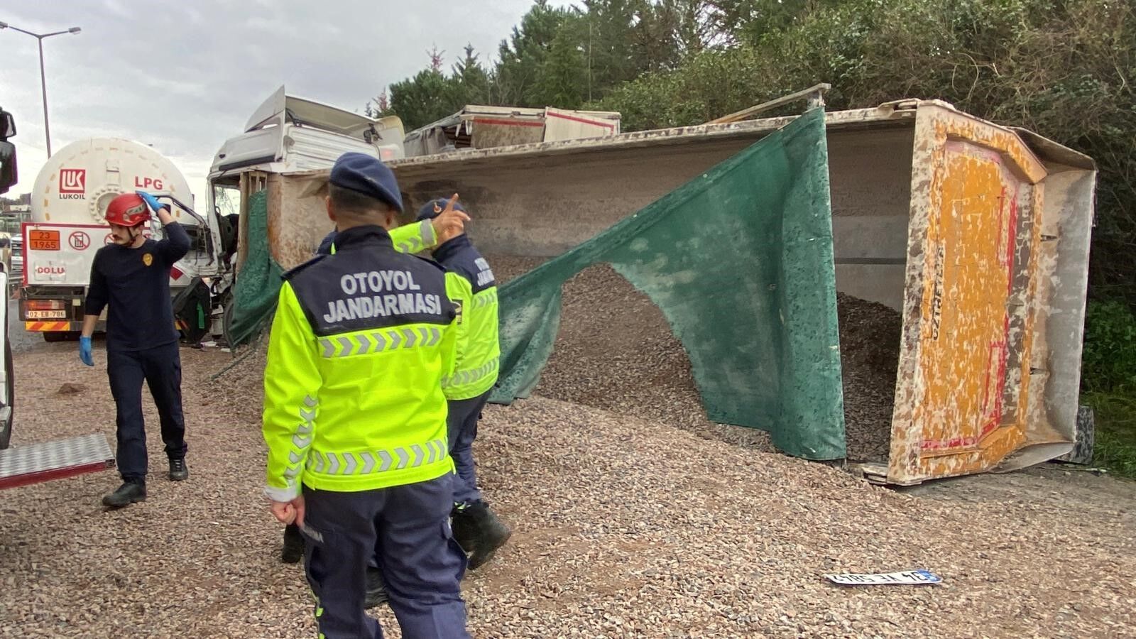 Tem Otoyolu'nda Feci Zincirleme Kaza Ölü Ve Yaralılar Var (3)