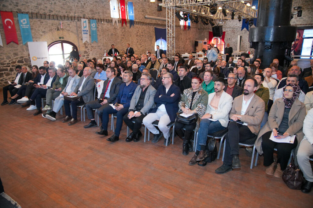 Basın İlan Kurumu Genel Müdürlüğü, resmî ilan ve reklam yayımlayan basın kuruluşlarının yükümlülüklerinin ele alındığı uygulamalı mevzuat eğitimlerinin ilkini İzmir’de gerçekleştirdi. Eğitim, sektör temsilcilerinin yoğun katılımıyla dikkat çekti.