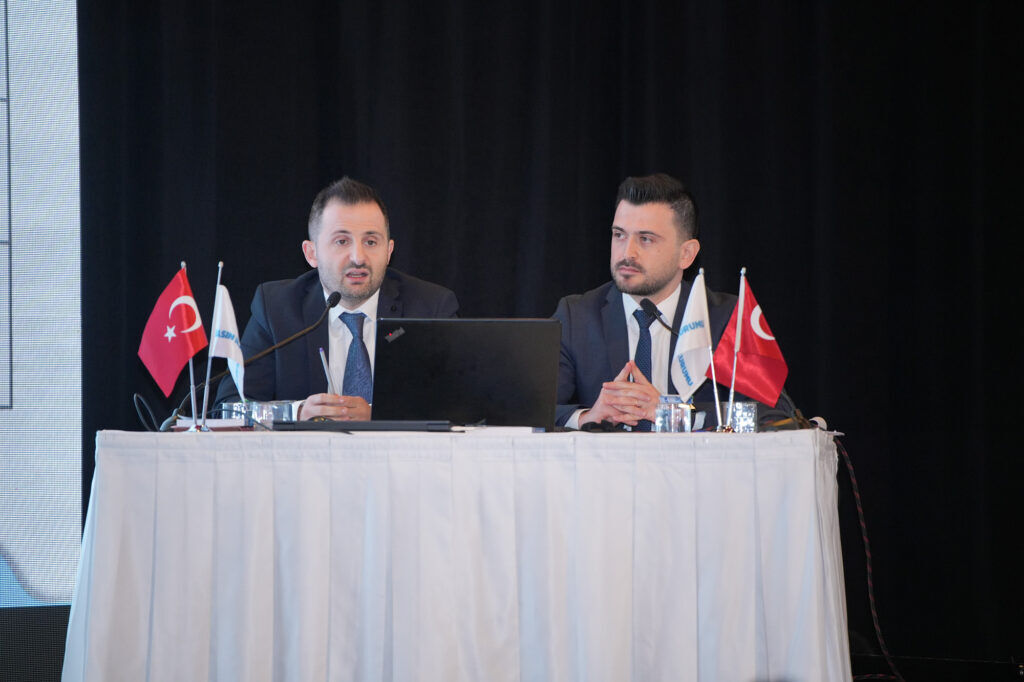 Basın İlan Kurumu Genel Müdürlüğü, resmî ilan ve reklam yayımlayan basın kuruluşlarının yükümlülüklerinin ele alındığı uygulamalı mevzuat eğitimlerinin ilkini İzmir’de gerçekleştirdi. Eğitim, sektör temsilcilerinin yoğun katılımıyla dikkat çekti.