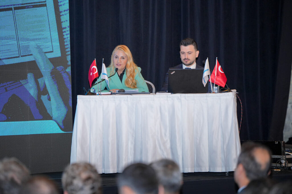 Basın İlan Kurumu Genel Müdürlüğü, resmî ilan ve reklam yayımlayan basın kuruluşlarının yükümlülüklerinin ele alındığı uygulamalı mevzuat eğitimlerinin ilkini İzmir’de gerçekleştirdi. Eğitim, sektör temsilcilerinin yoğun katılımıyla dikkat çekti.