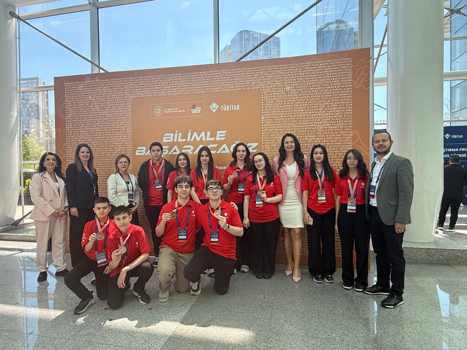 TÜBİTAK 2204-A ve 2204-B Türkiye Finalleri’nde İzmirli öğrenciler 12 lise ve 8 ortaokul projesiyle derece aldı, bilimsel başarılarıyla dikkat çekti ifadesi yer aldı.