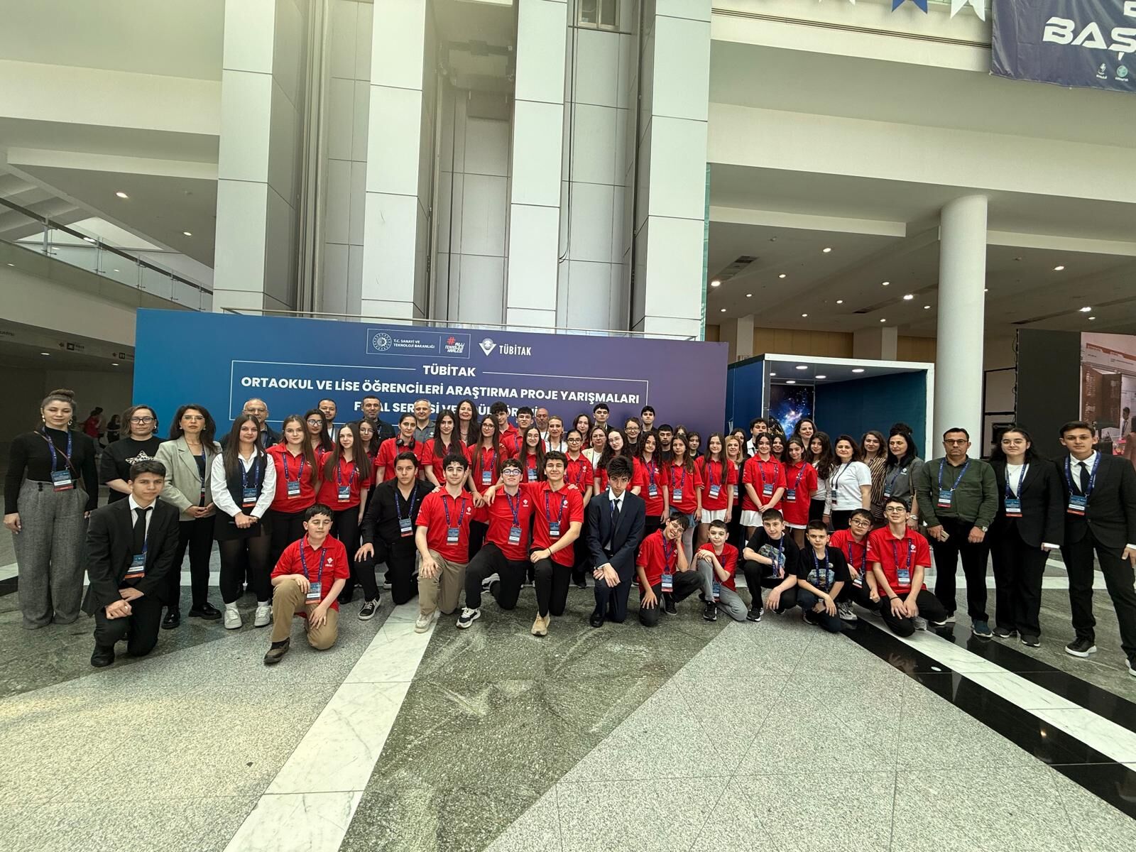 TÜBİTAK 2204-A ve 2204-B Türkiye Finalleri’nde İzmirli öğrenciler 12 lise ve 8 ortaokul projesiyle derece aldı, bilimsel başarılarıyla dikkat çekti ifadesi yer aldı.