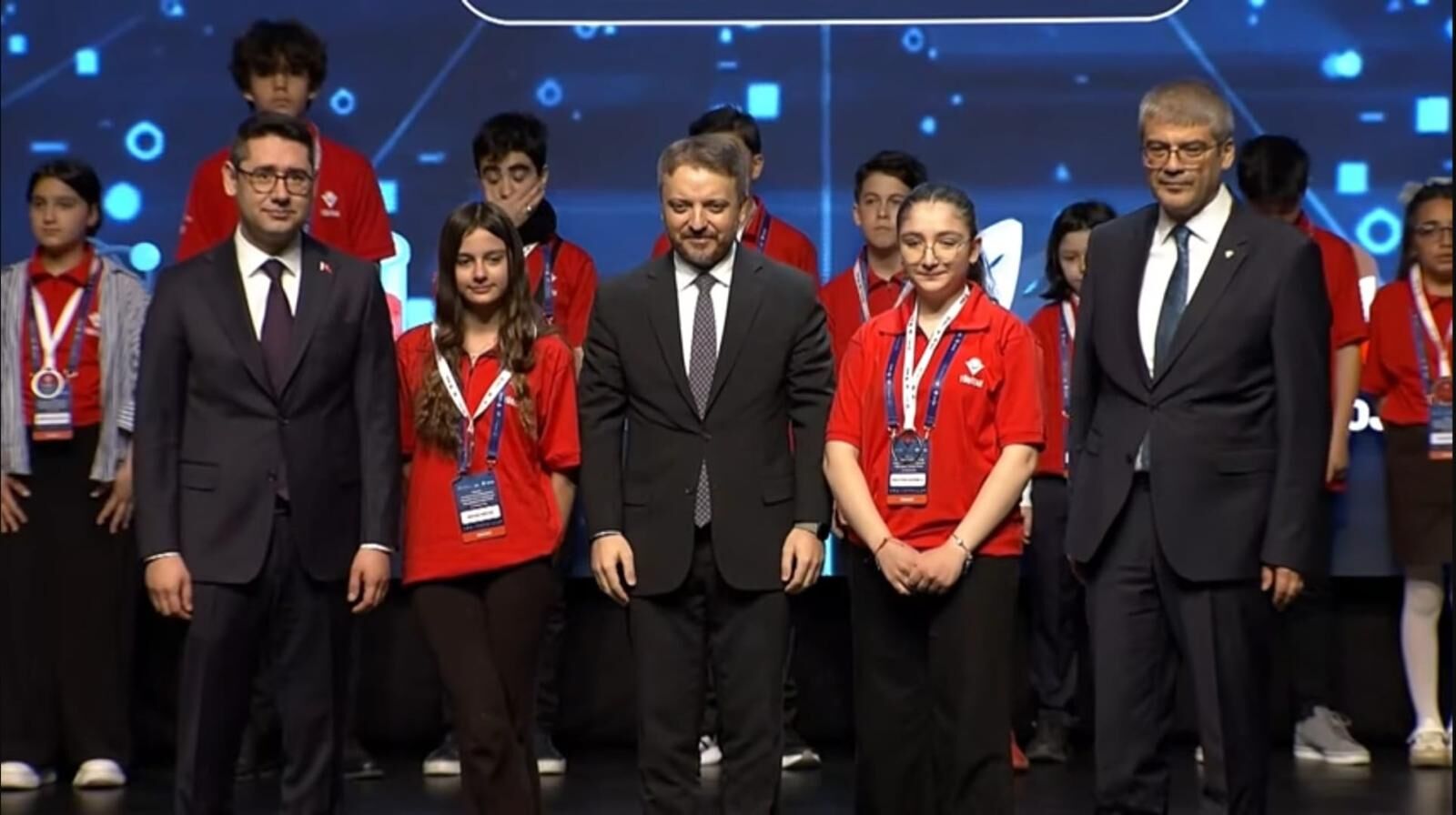 TÜBİTAK 2204-A ve 2204-B Türkiye Finalleri’nde İzmirli öğrenciler 12 lise ve 8 ortaokul projesiyle derece aldı, bilimsel başarılarıyla dikkat çekti ifadesi yer aldı.