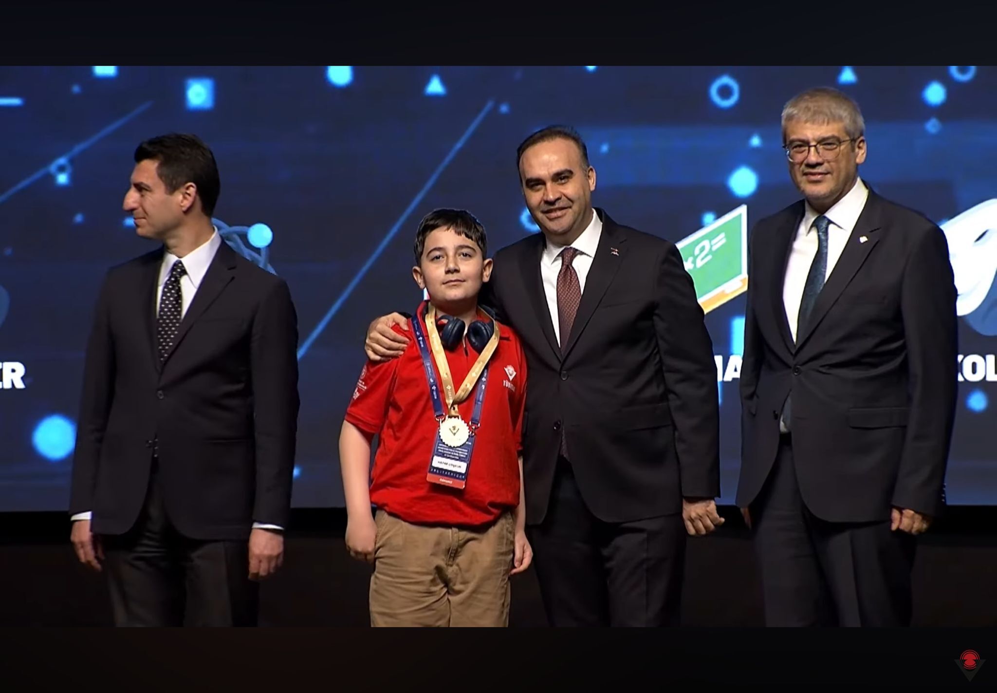 TÜBİTAK 2204-A ve 2204-B Türkiye Finalleri’nde İzmirli öğrenciler 12 lise ve 8 ortaokul projesiyle derece aldı, bilimsel başarılarıyla dikkat çekti ifadesi yer aldı.