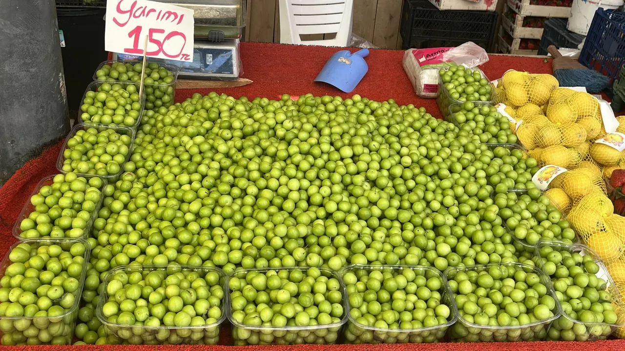 Yaz Meyveleri Tezgahta Çilek, Erik Ve Karpuz Kaç T