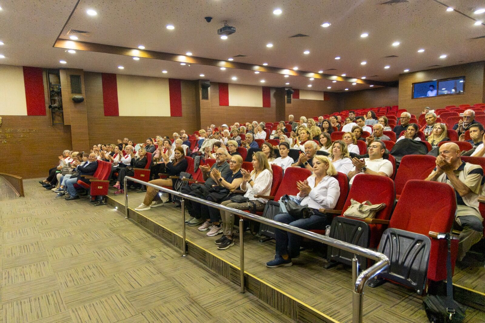Karşıyaka Belediyesi bünyesinde faaliyet gösteren 3. Yaş Üniversitesi öğrencileri, 26 haftalık eğitim sürecini yıl sonu gösterisiyle tamamladı.