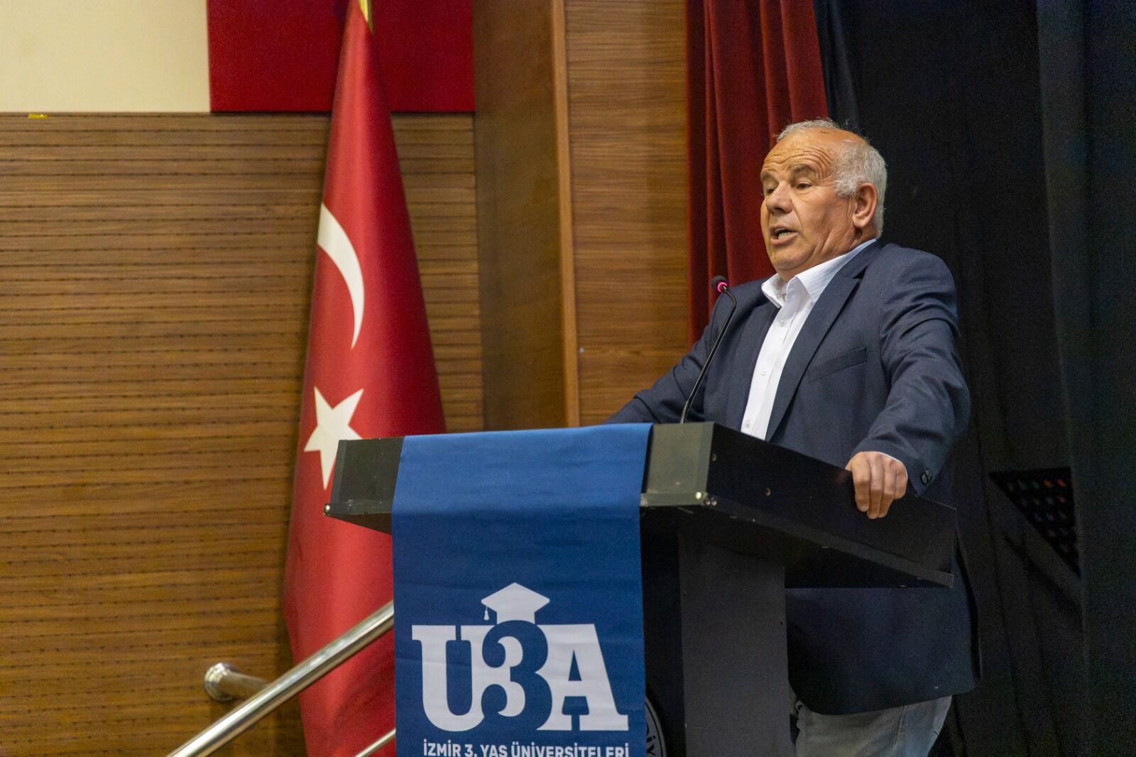 Karşıyaka Belediyesi bünyesinde faaliyet gösteren 3. Yaş Üniversitesi öğrencileri, 26 haftalık eğitim sürecini yıl sonu gösterisiyle tamamladı.