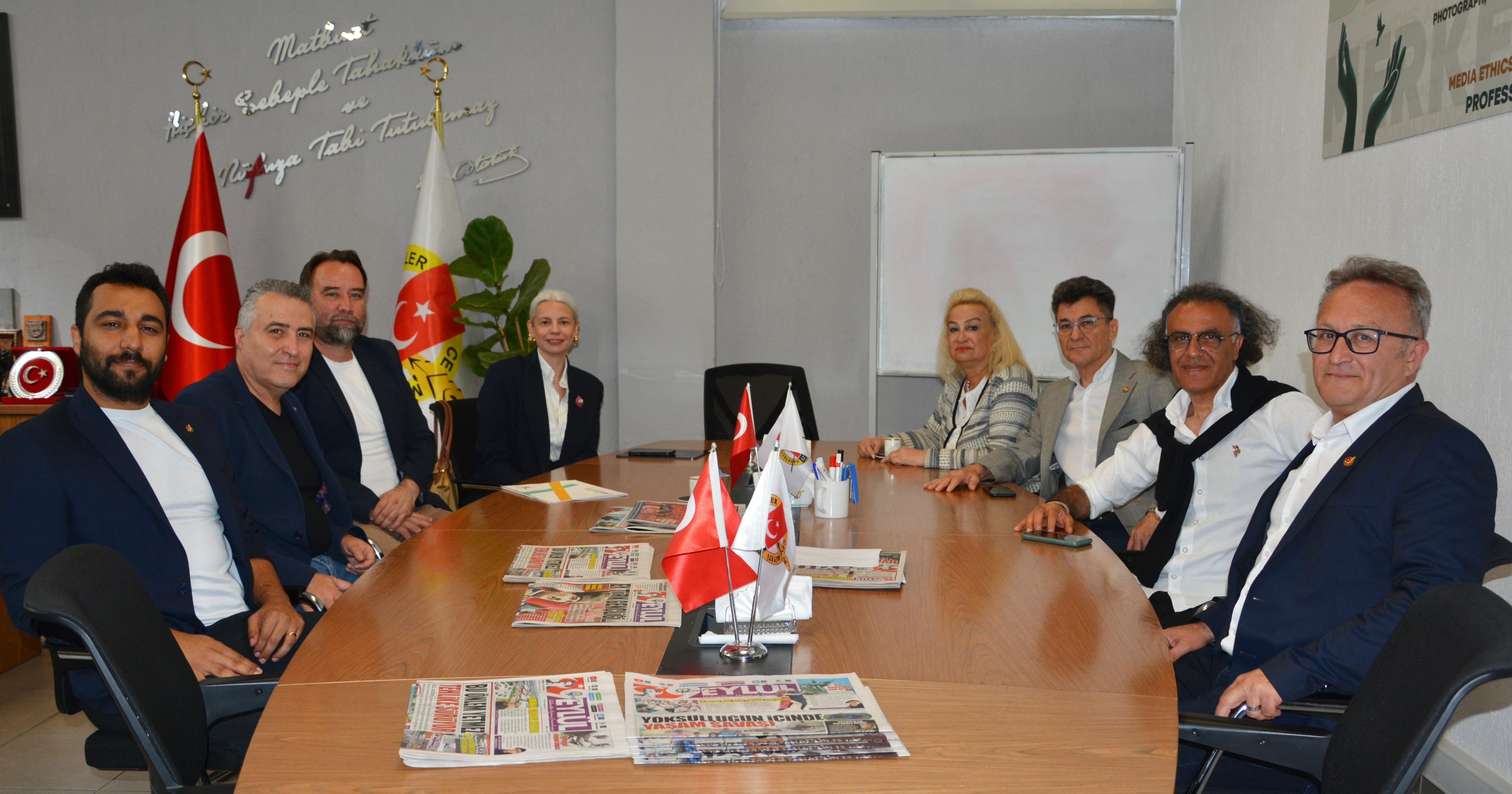 İZFAŞ Genel Müdürü Tuğçe Cumalıoğlu, İzmir Gazeteciler Cemiyeti’ni ziyaret etti. Görüşmede kentte düzenlenen fuarların İzmir’in ekonomik, kültürel ve sosyal yaşamına katkıları ile yerel basının fuarcılık faaliyetlerindeki rolü ele alındı.