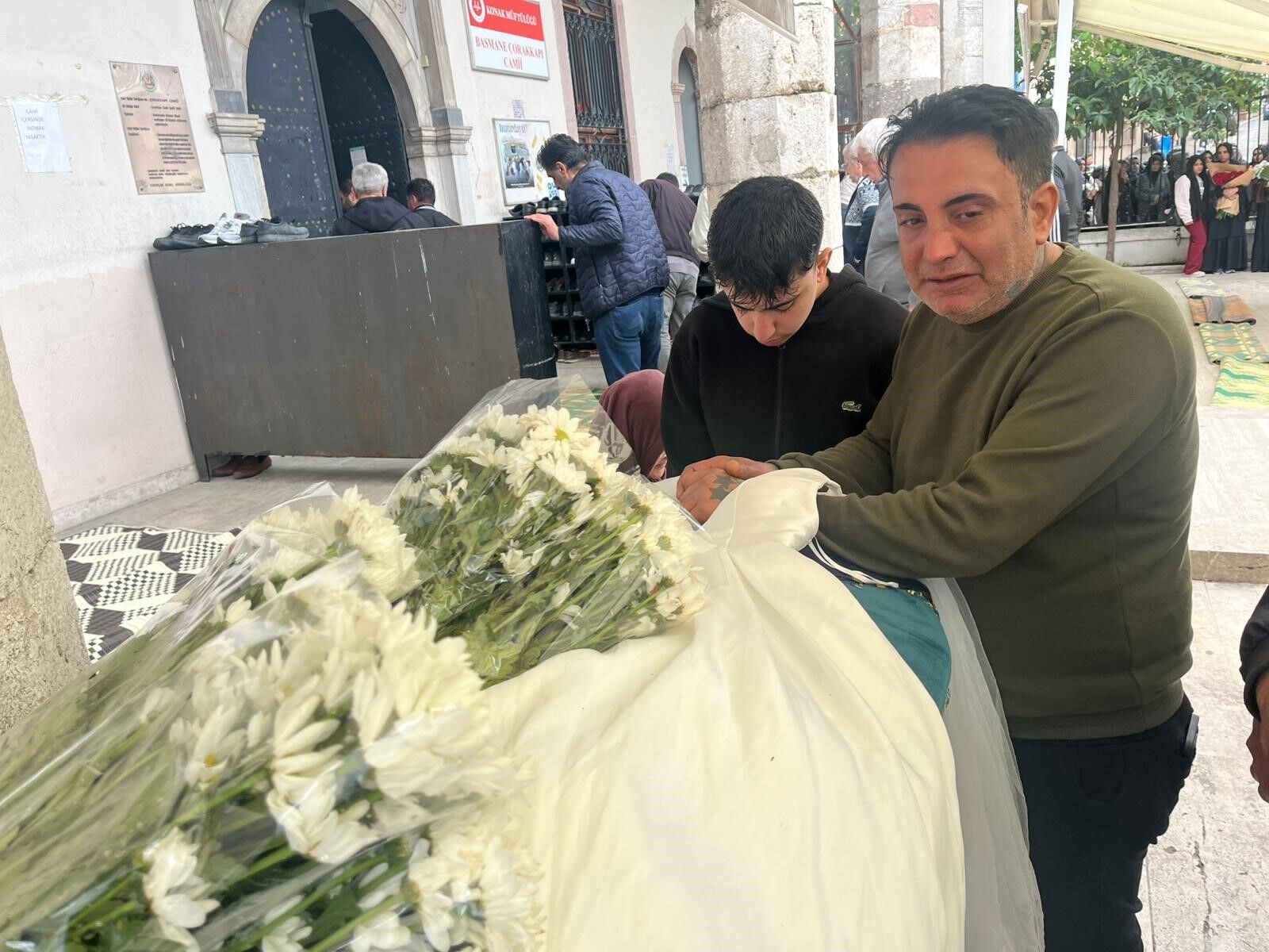 23 Yaşındaki Hatice Öncü Son Yolculuğuna Uğurlandı Tabutuna Gelinlik Örtüldü, Baba Gözyaşlarına Boğuldu (3)
