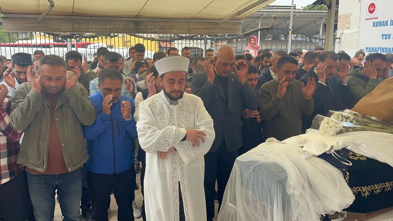 23 Yaşındaki Hatice Öncü Son Yolculuğuna Uğurlandı Tabutuna Gelinlik Örtüldü, Baba Gözyaşlarına Boğuldu (6)