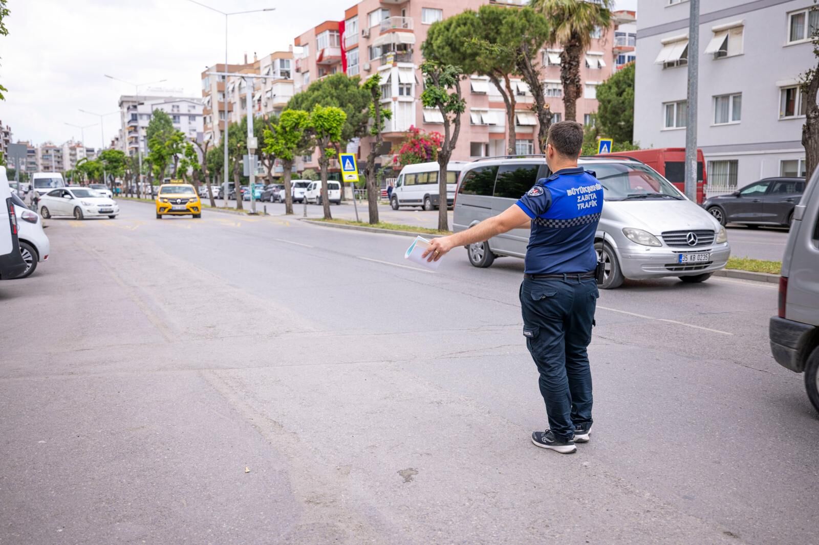 İzmir’de zabıta nefes aldırmıyor: Bayram mesaisi başladı