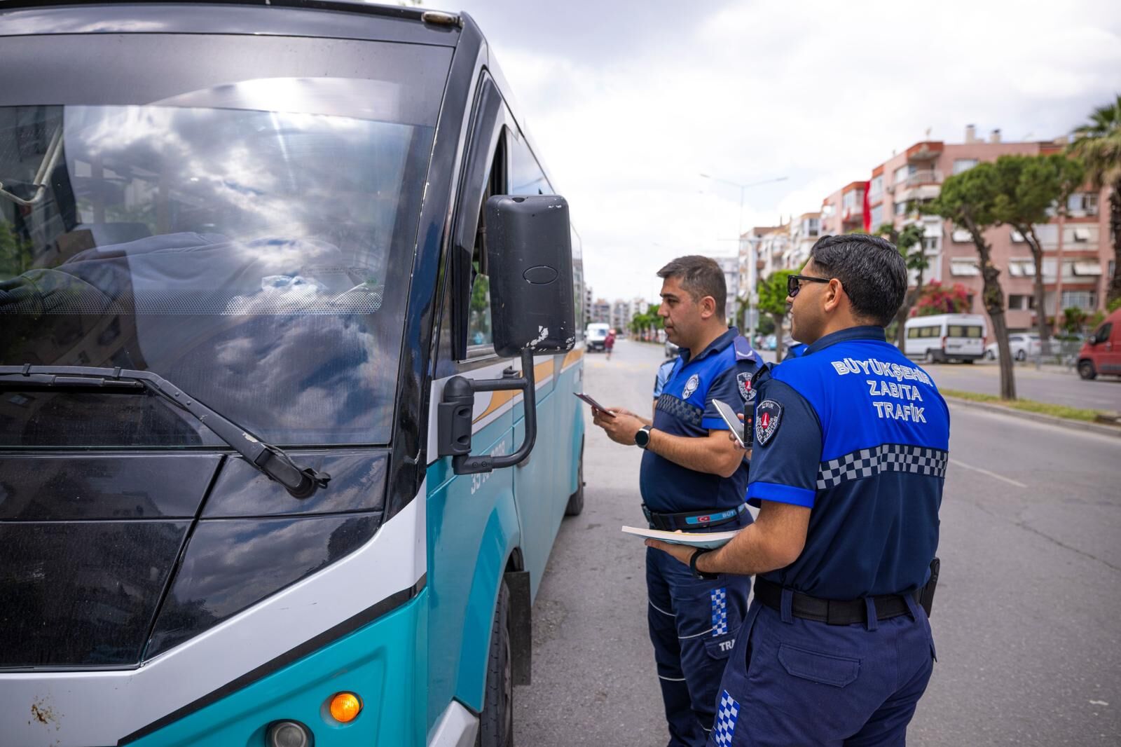 İzmir’de zabıta nefes aldırmıyor: Bayram mesaisi başladı