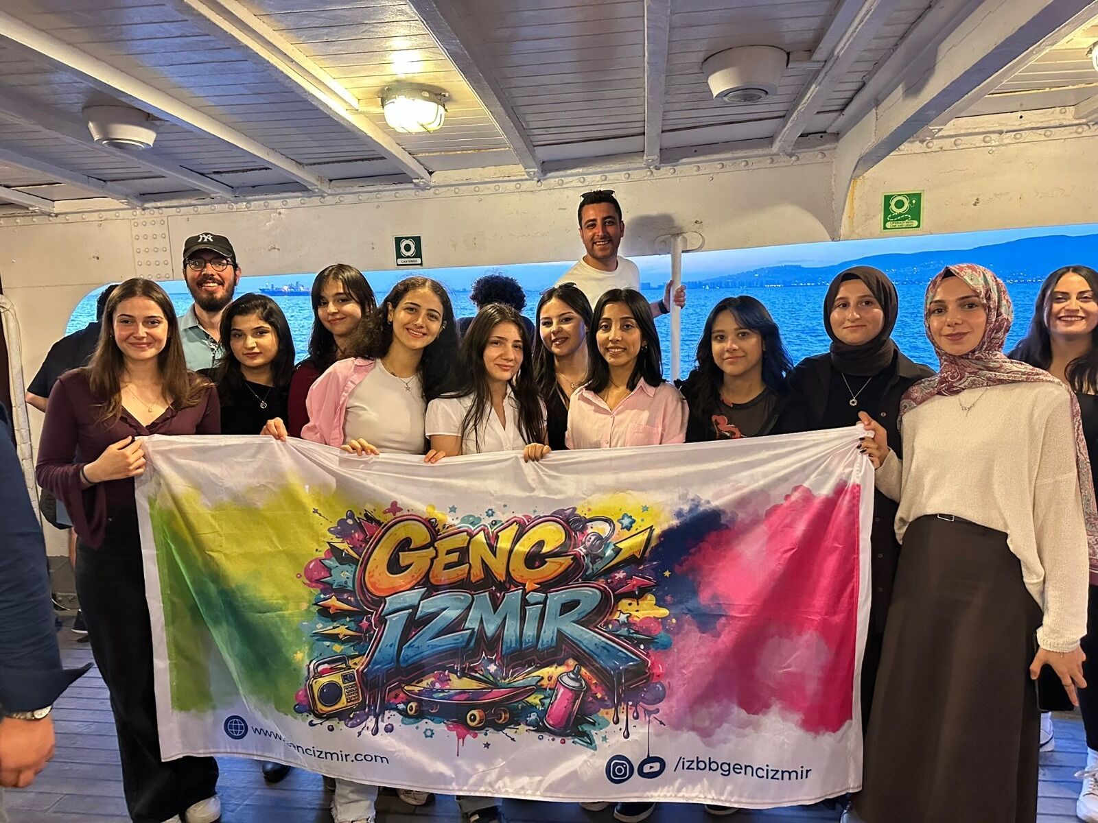 İzmir Büyükşehir Belediyesi’nin düzenlediği etkinlikte Genç İzmir gönüllüleri Bergama Vapuru’nda bir araya gelerek deneyimlerini paylaştı.
