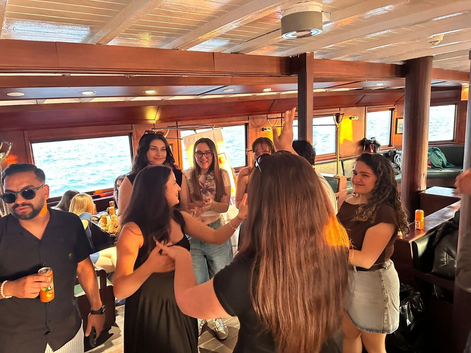 İzmir Büyükşehir Belediyesi’nin düzenlediği etkinlikte Genç İzmir gönüllüleri Bergama Vapuru’nda bir araya gelerek deneyimlerini paylaştı.
