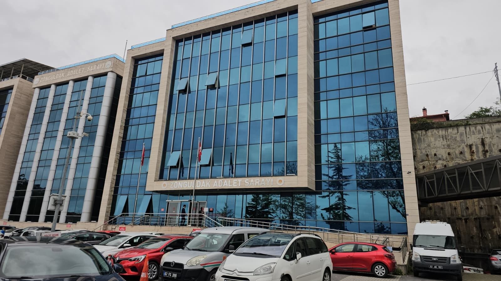 Zonguldak’ta eşi ile kayınvalidesini sokak ortasında tüfekle öldüren sanık Yusuf Ündeş hakkında karar açıklandı. Mahkeme heyeti, sanığa iki kez ağırlaştırılmış müebbet hapis cezası verdi.