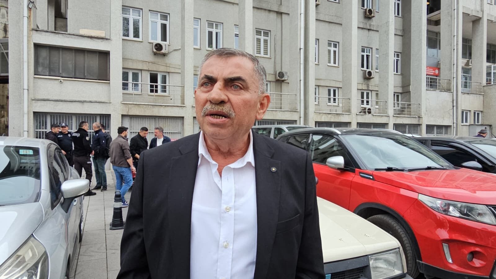 Zonguldak’ta eşi ile kayınvalidesini sokak ortasında tüfekle öldüren sanık Yusuf Ündeş hakkında karar açıklandı. Mahkeme heyeti, sanığa iki kez ağırlaştırılmış müebbet hapis cezası verdi.