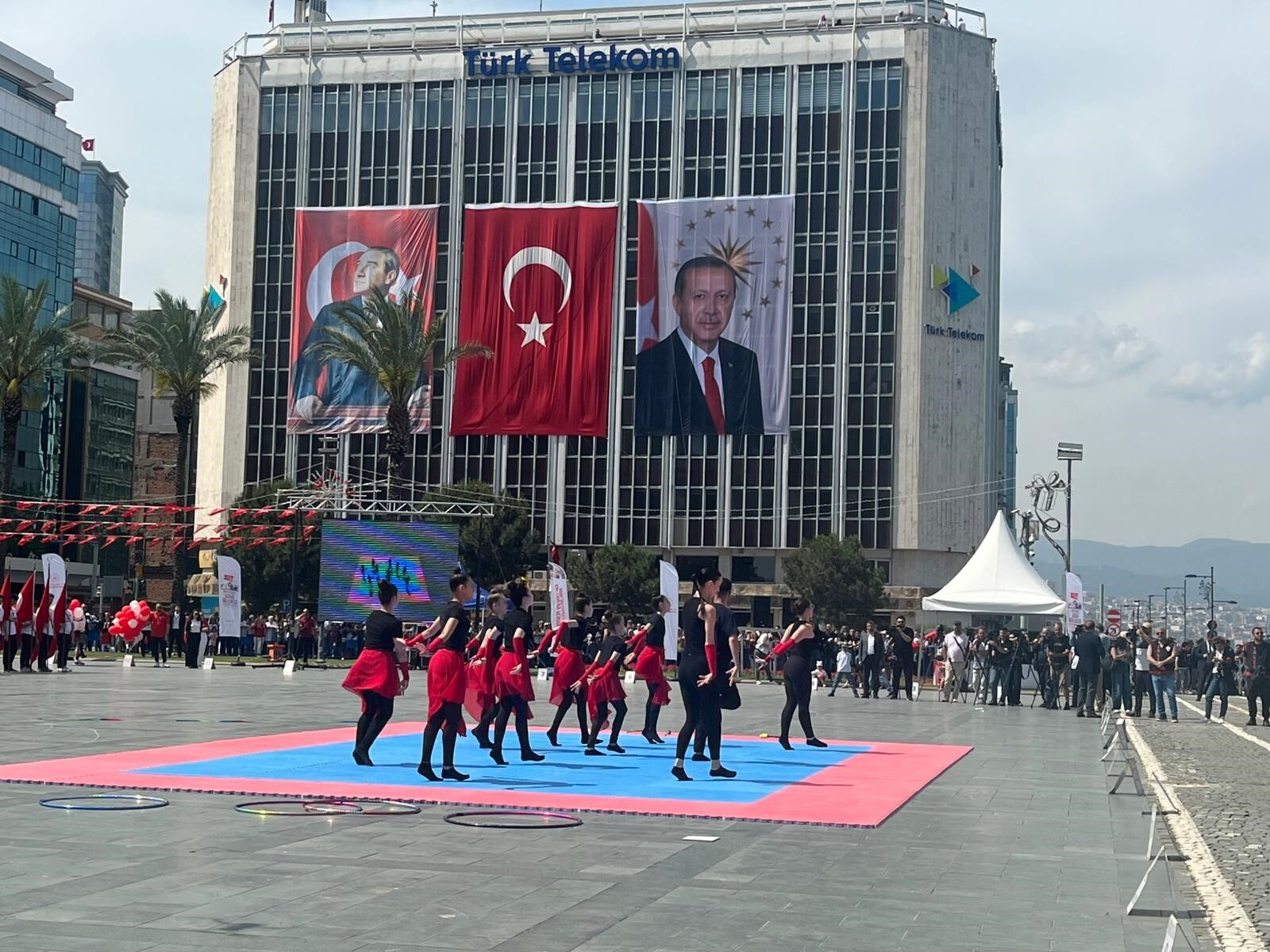İzmir’de 19 Mayıs coşkusu Cumhuriyet Meydanı’na taştı