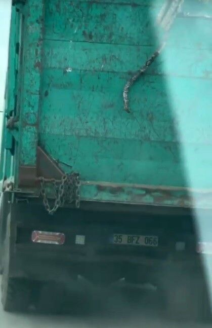 Aliağa’da Trafikte Tehlike Kamyondaki Yük Yola Taştı (1)-1