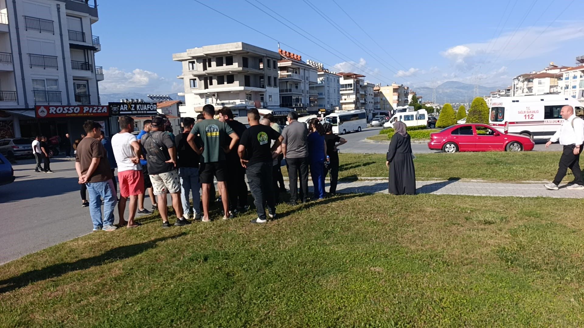 Antalya’nın Manavgat Ilçesinde Tur Aracının Motorlu Bisiklete Çarpması Sonucu Meydana Gelen Kazada 1 Kişi Yaralandı (1)